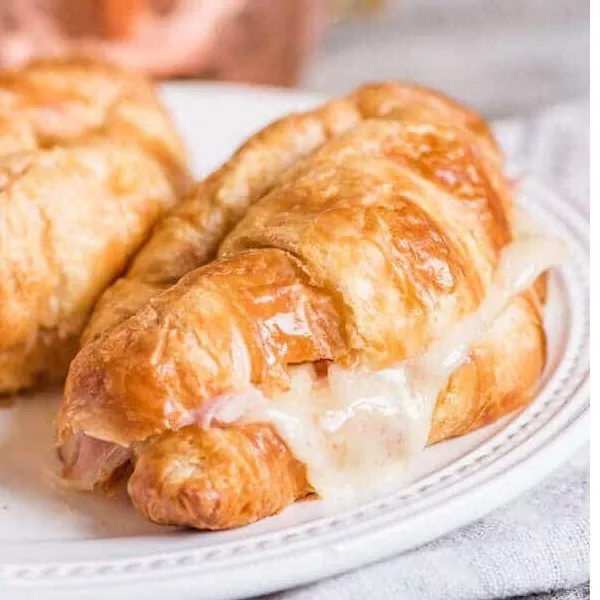 CROISSANT كرواسون جبن مدخن