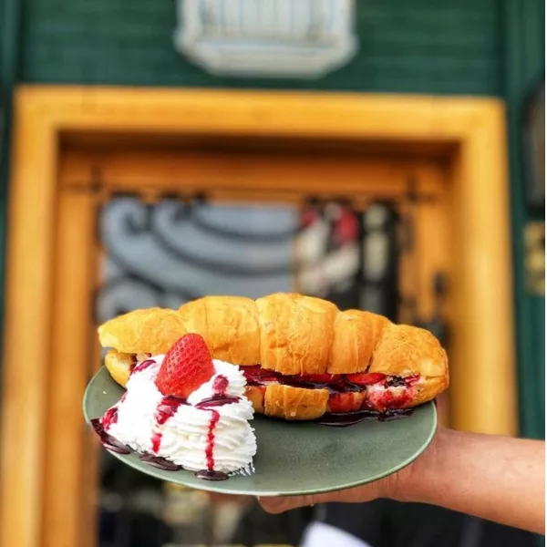 CROISSANT كرواسون فراولة كريمة
